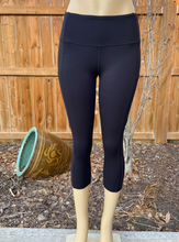 Load image into Gallery viewer, Capri Leggings - Black